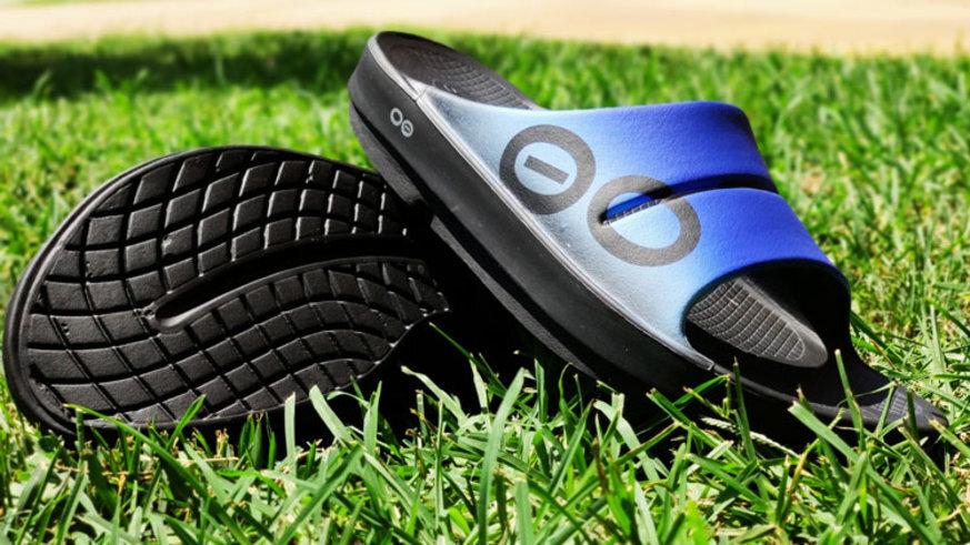 Shoes on ground: Are Oofos Good for Wide Feet